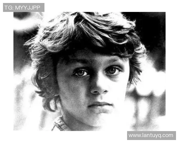 猜猜这位五字足球球星的童年照是谁 通过这些线索揭开他辉煌成就的秘密