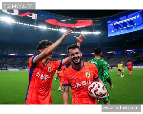 绿头发足球球星闪耀赛场展现个性魅力引发球迷热烈关注