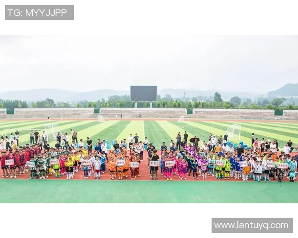 球星亲临绿茵场带来足球技巧教学助力青少年全面提升竞技水平 球星亲临绿茵场带来足球技巧教学助力青少年全面提升竞技水平